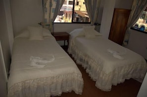 Twin Room, 2 Twin Beds | Free WiFi - Hotel Salinas (Puerto Ayora)