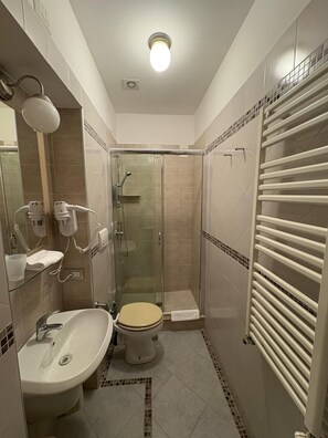Ducha, artículos de tocador gratuitos, secador de pelo, bidet
