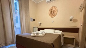 标准双人房 | 意大利 Frette 床单、Select Comfort 床、迷你吧、客房内保险箱
