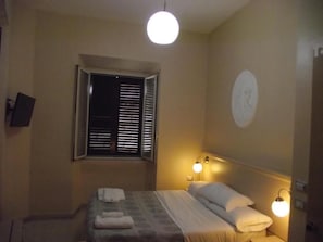 Habitación cuádruple estándar | Sábanas italianas Frette, camas Select Comfort y minibar