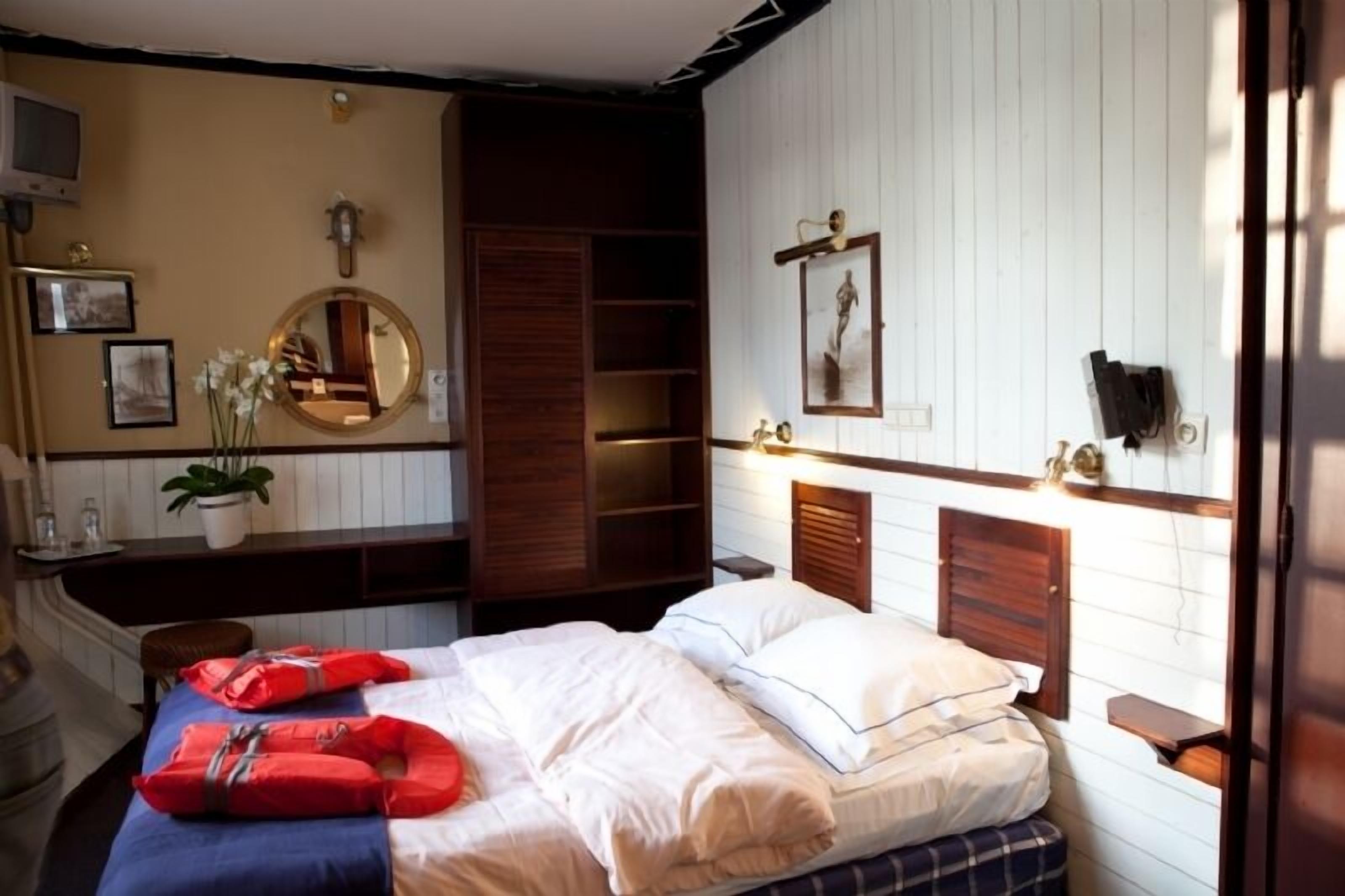 desk, iron/ironing board, cots/infant beds, free wifi