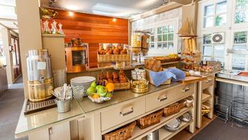 Breakfast and dinner served, local cuisine