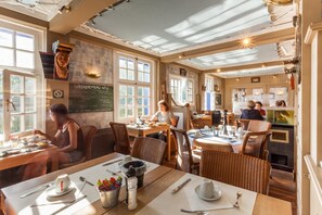 Frokost og middag serveres, lokale retter