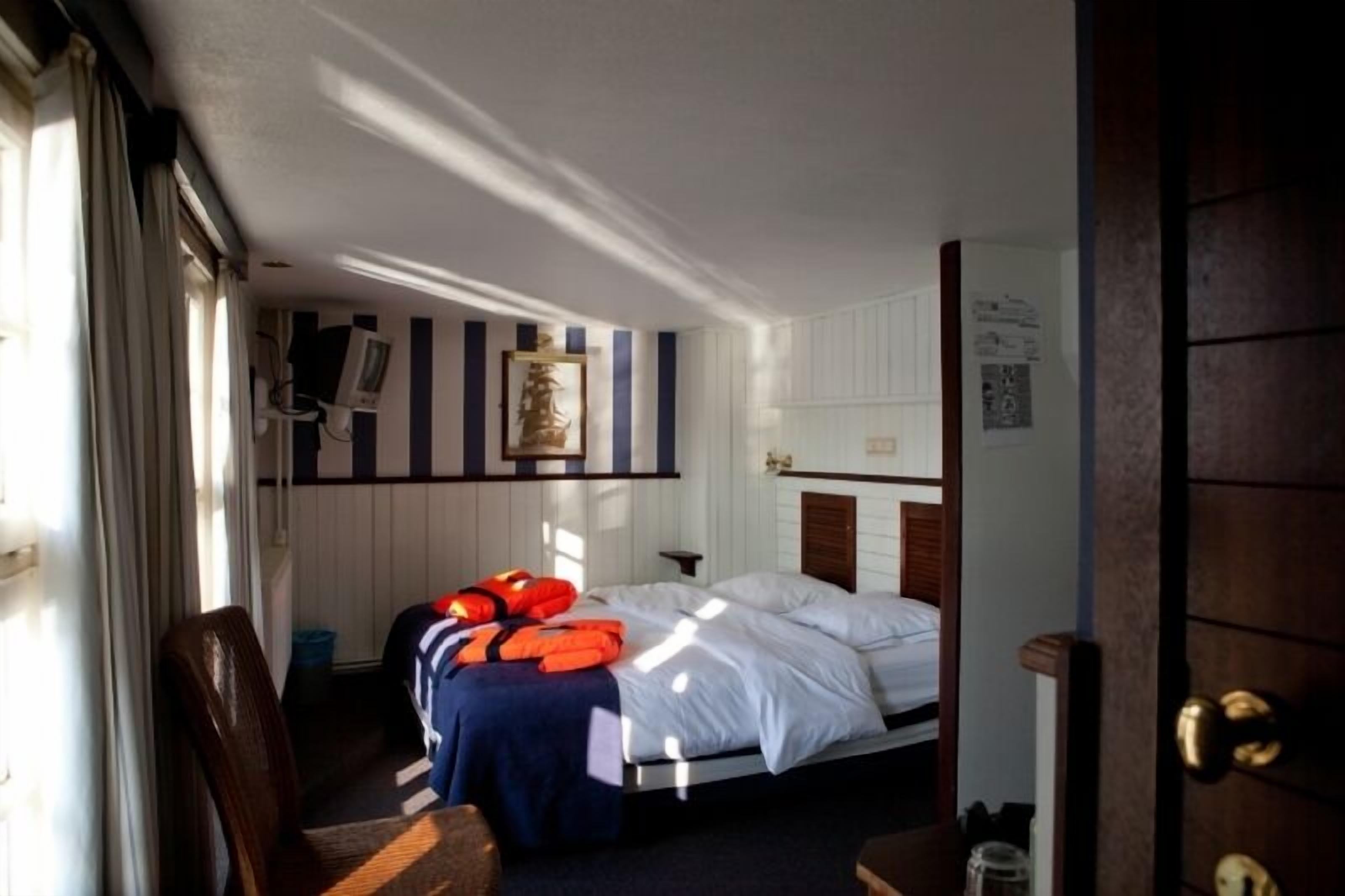 desk, iron/ironing board, cots/infant beds, free wifi