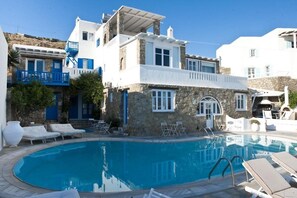 Outdoor pool - Voula's Economy Studios (Mykonos)