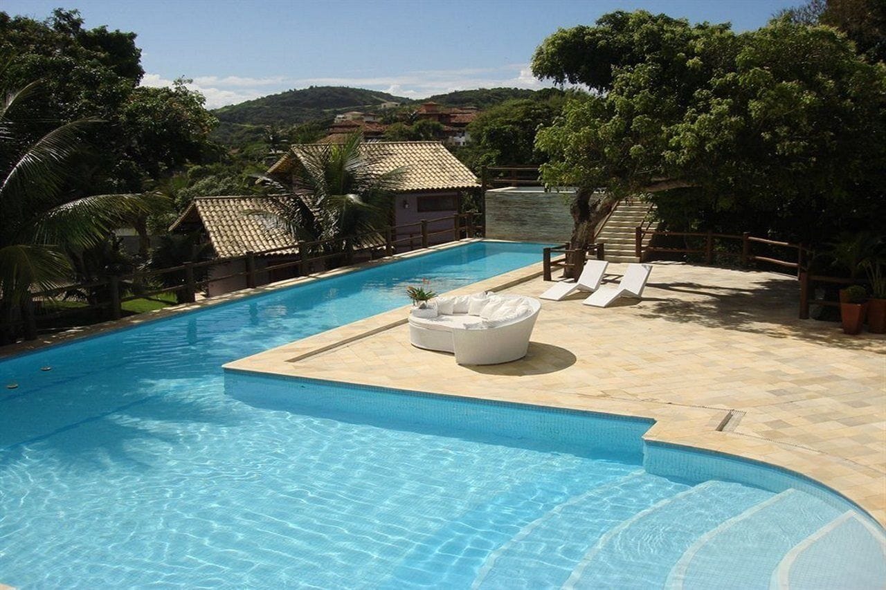 Una piscina al aire libre