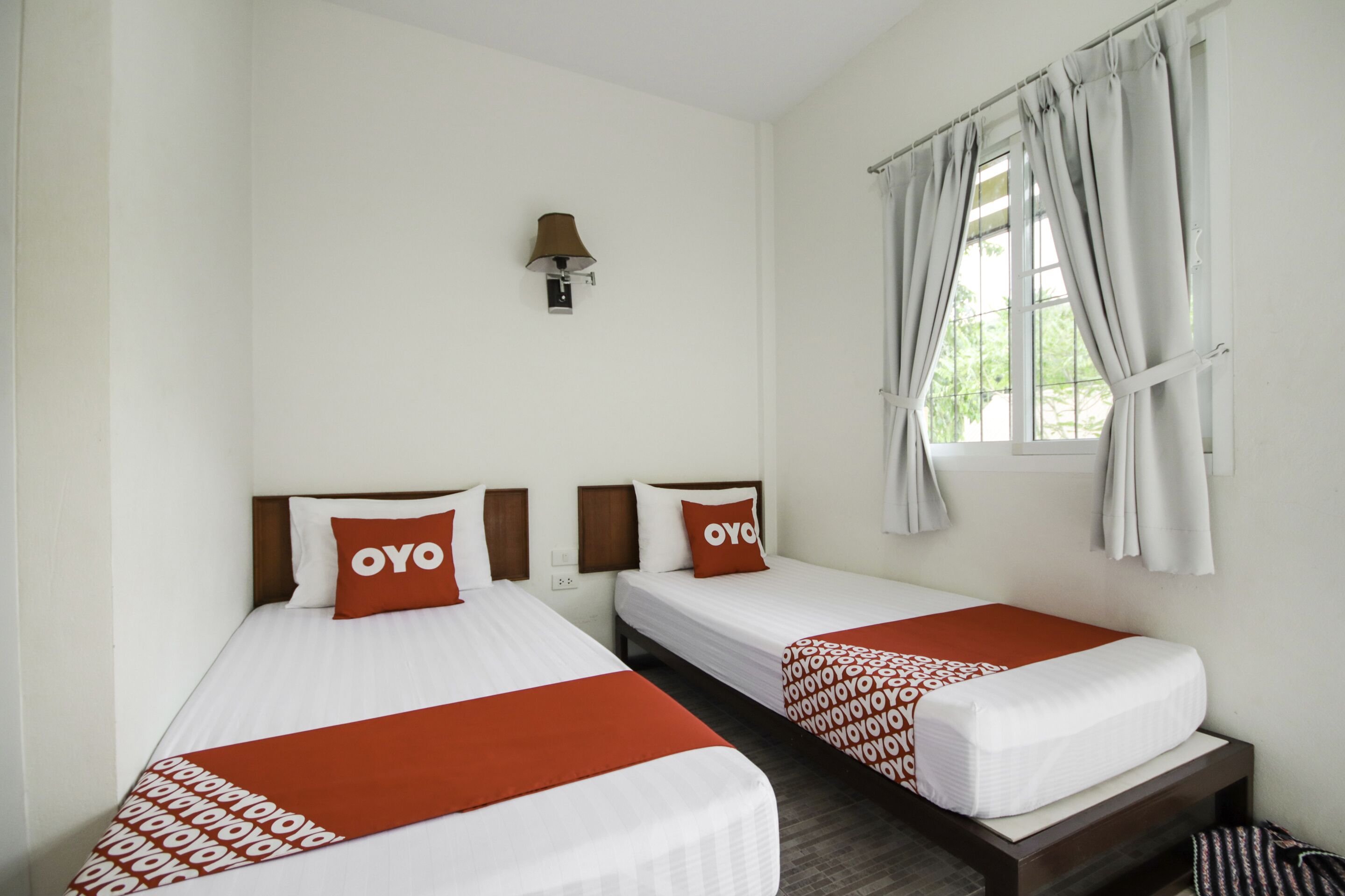 deluxe twin room | desk, free wifi, bed sheets