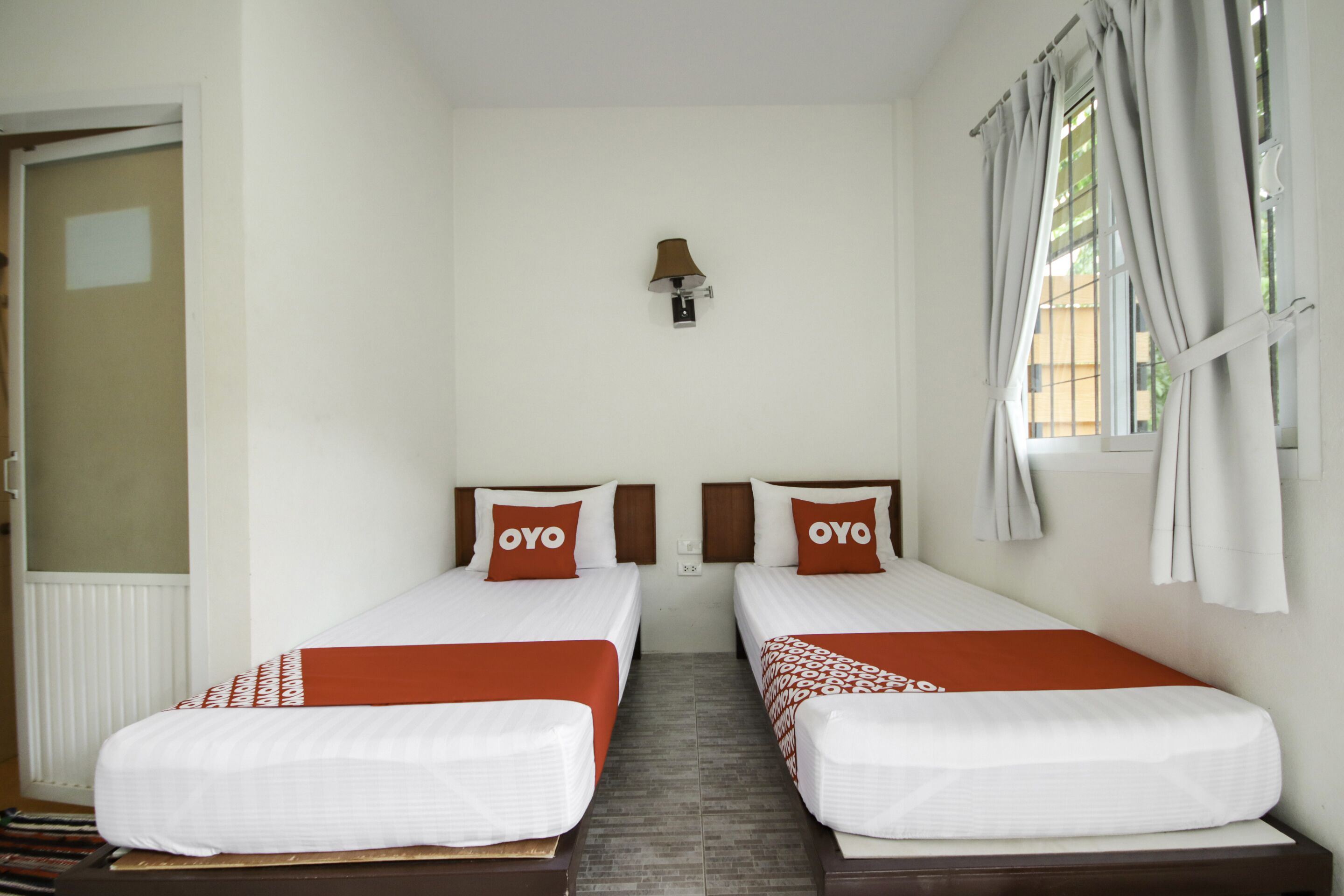 deluxe twin room | desk, free wifi, bed sheets