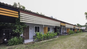 Une rangée de maisons modernes, toutes de style architectural uniforme, caractérisées par de grandes fenêtres et un toit plat.