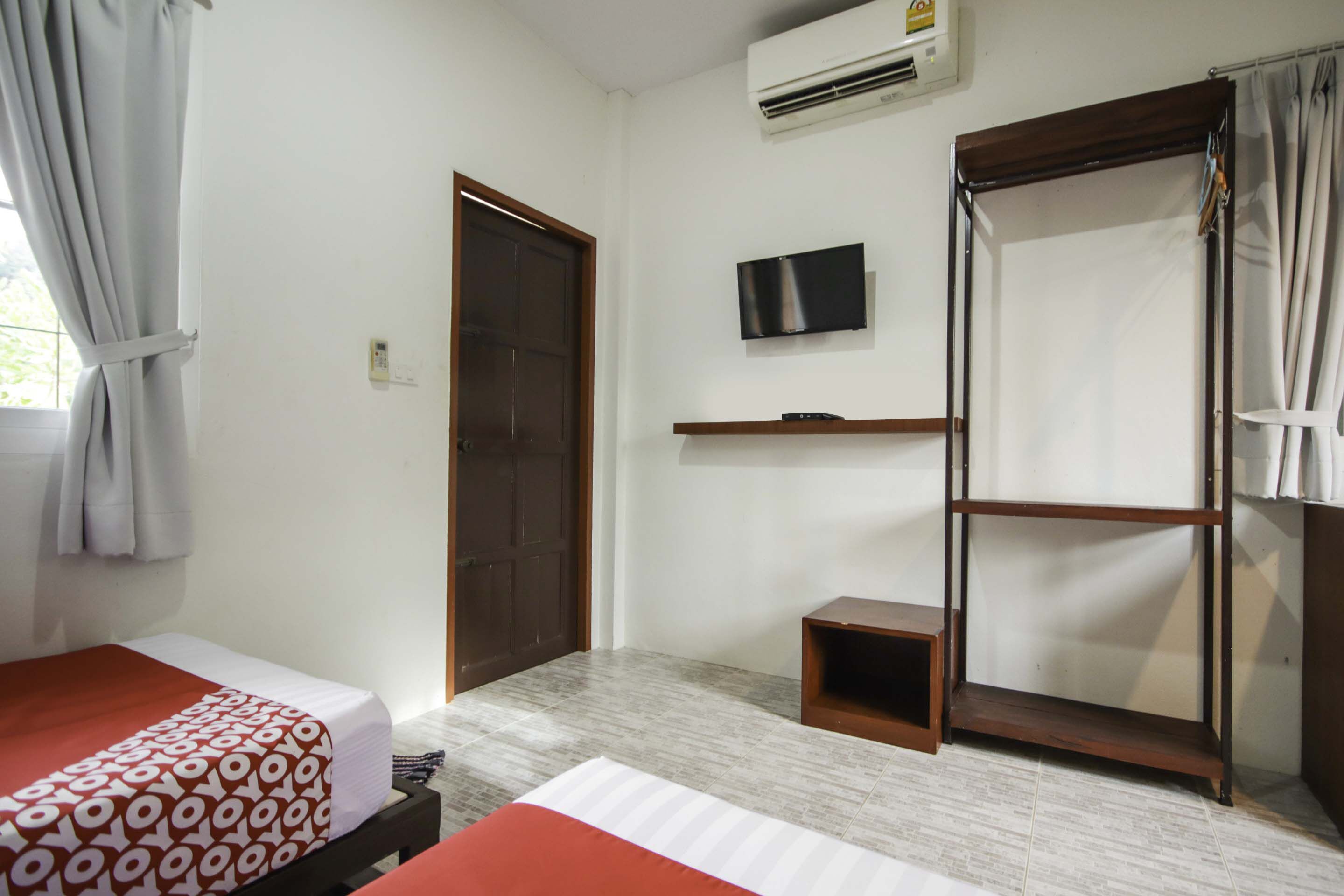 deluxe twin room | desk, free wifi, bed sheets