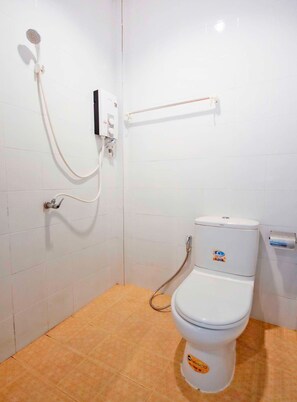 Shower, towels, soap, shampoo - Banana Lodge (Takua Pa)