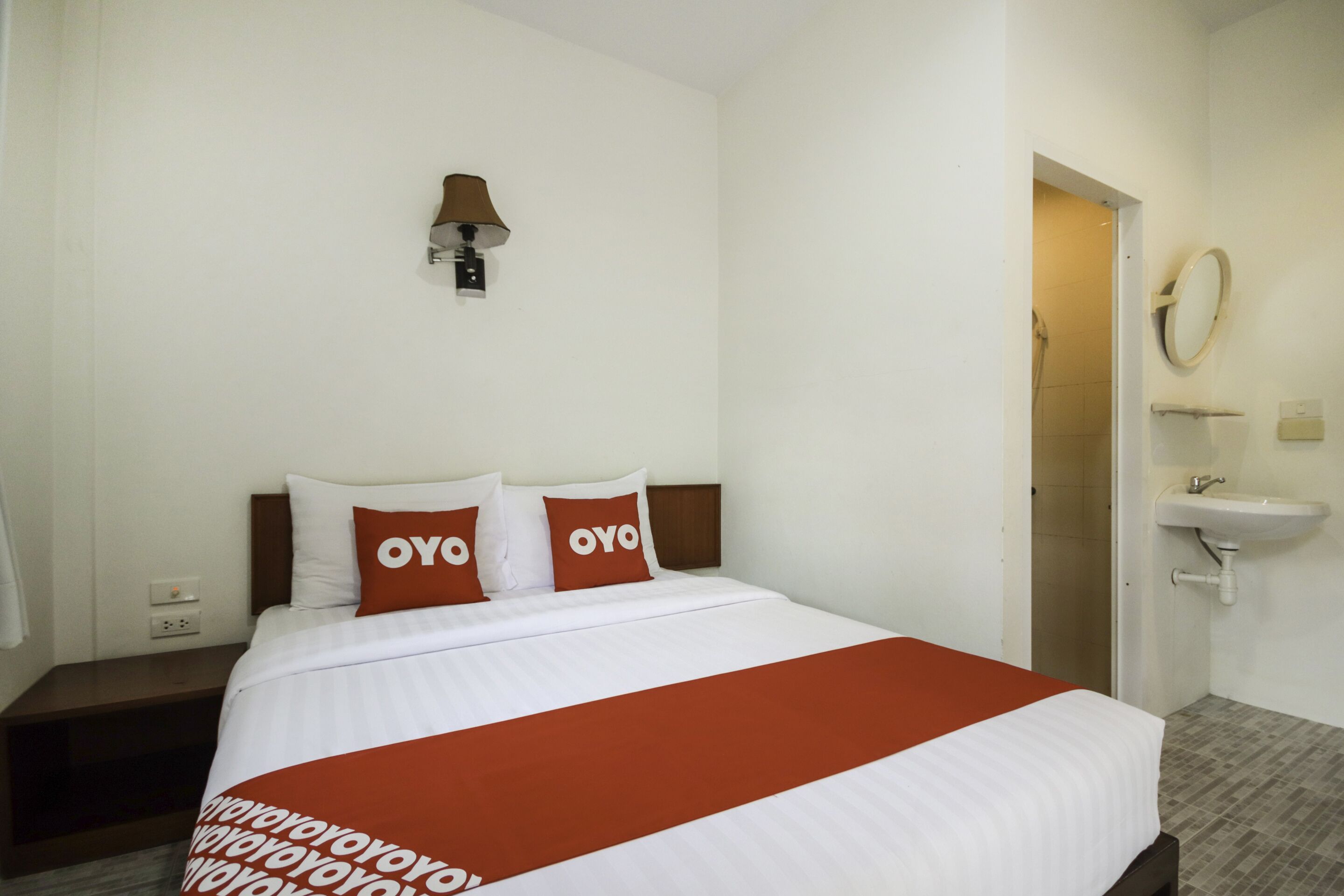deluxe double room | desk, free wifi, bed sheets