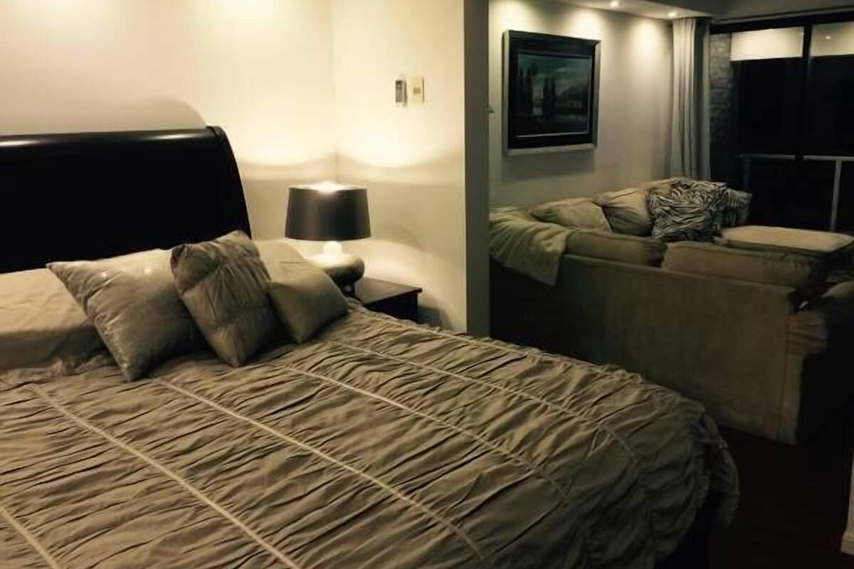 Suite | Premium bedding, blackout curtains, iron/ironing board (on request)