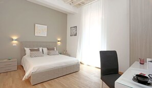 Quarto casal luxo | 1 quarto, roupas de cama premium, cofres nos quartos, escrivaninha