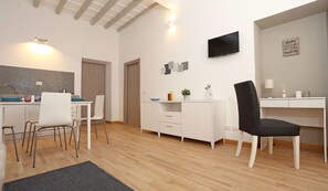Luxury Quadruple Room | In-room dining - Belsiana 7 Central (Rome)