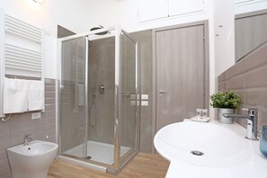 Dusche, kostenlose Toilettenartikel, Haartrockner, Bidet