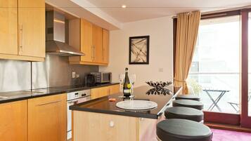 Apartment, 1 Bedroom | Private kitchen | Full-sized fridge, microwave, oven, stovetop