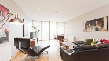 Apartamento, 2 quartos | Área de estar | TV de tela plana