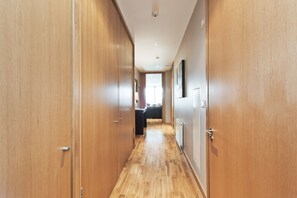 Apartamento, 2 habitaciones | Zona de estar | Una televisión de pantalla plana