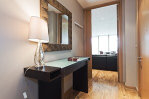 Apartamento, 2 habitaciones | Zona de estar | Una televisión de pantalla plana