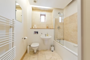 Un baño moderno con inodoro, lavamanos y bañera.