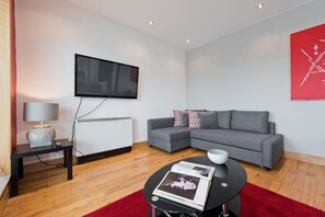 Apartamento, 2 habitaciones | Sala de estar | Una televisión de pantalla plana