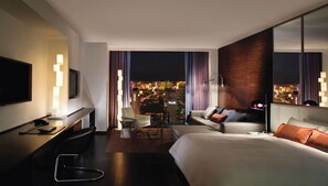 Premium bedding, minibar, in-room safe, desk - Luxury Suites at the Palms (Las Vegas)