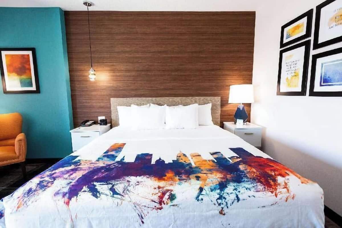 Literie de qualité, lit avec matelas à plateau-coussin, bureau