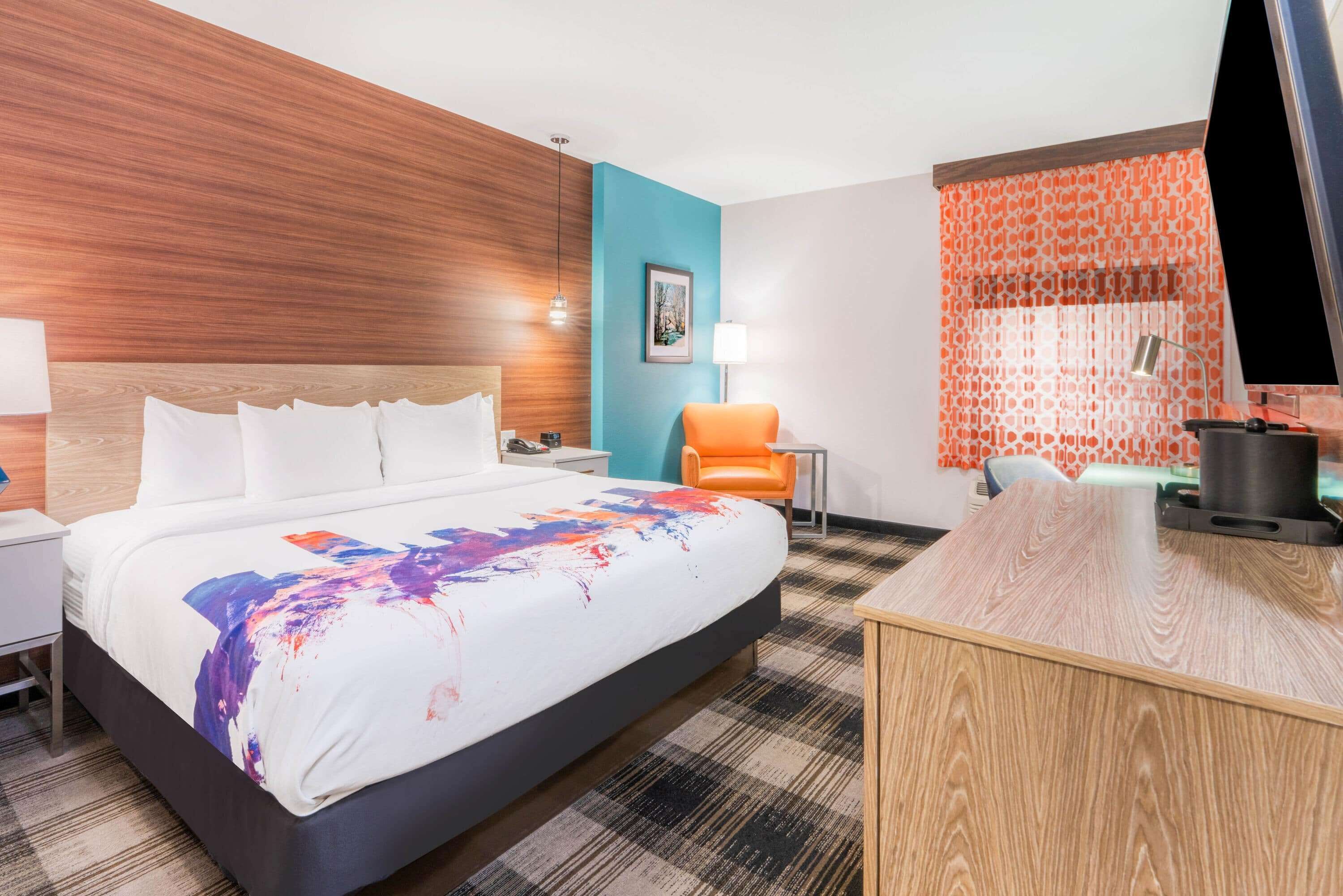 deluxe studio suite, 1 king bed, non smoking | premium bedding, pillow-top beds, desk, laptop workspace