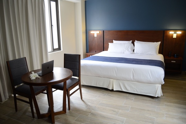 Ropa de cama de alta calidad y caja de seguridad en la habitación