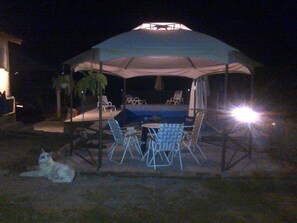 Outdoor pool, pool umbrellas, sun loungers - El descanso del guerrero (Comuna Estancia Vieja)