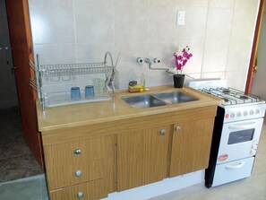 Full-size fridge, stovetop, cookware/dishes/utensils - El descanso del guerrero (Comuna Estancia Vieja)