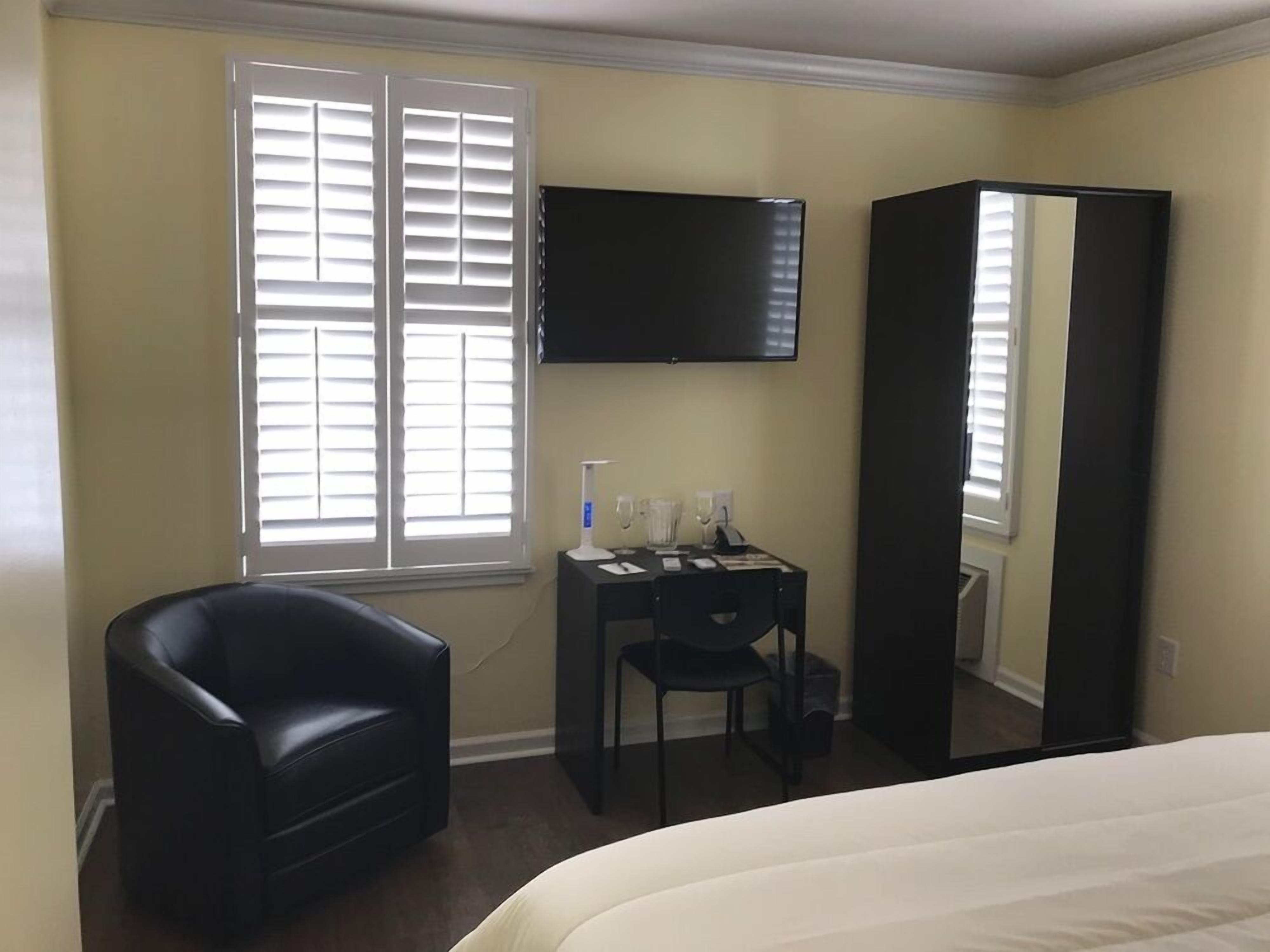 signature room, 1 queen bed | in-room safe, desk, iron/ironing board, free wifi