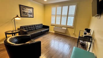 Exclusieve suite | Woonruimte | Een 43-inch lcd-televisie met premium tv-zenders en een televisie