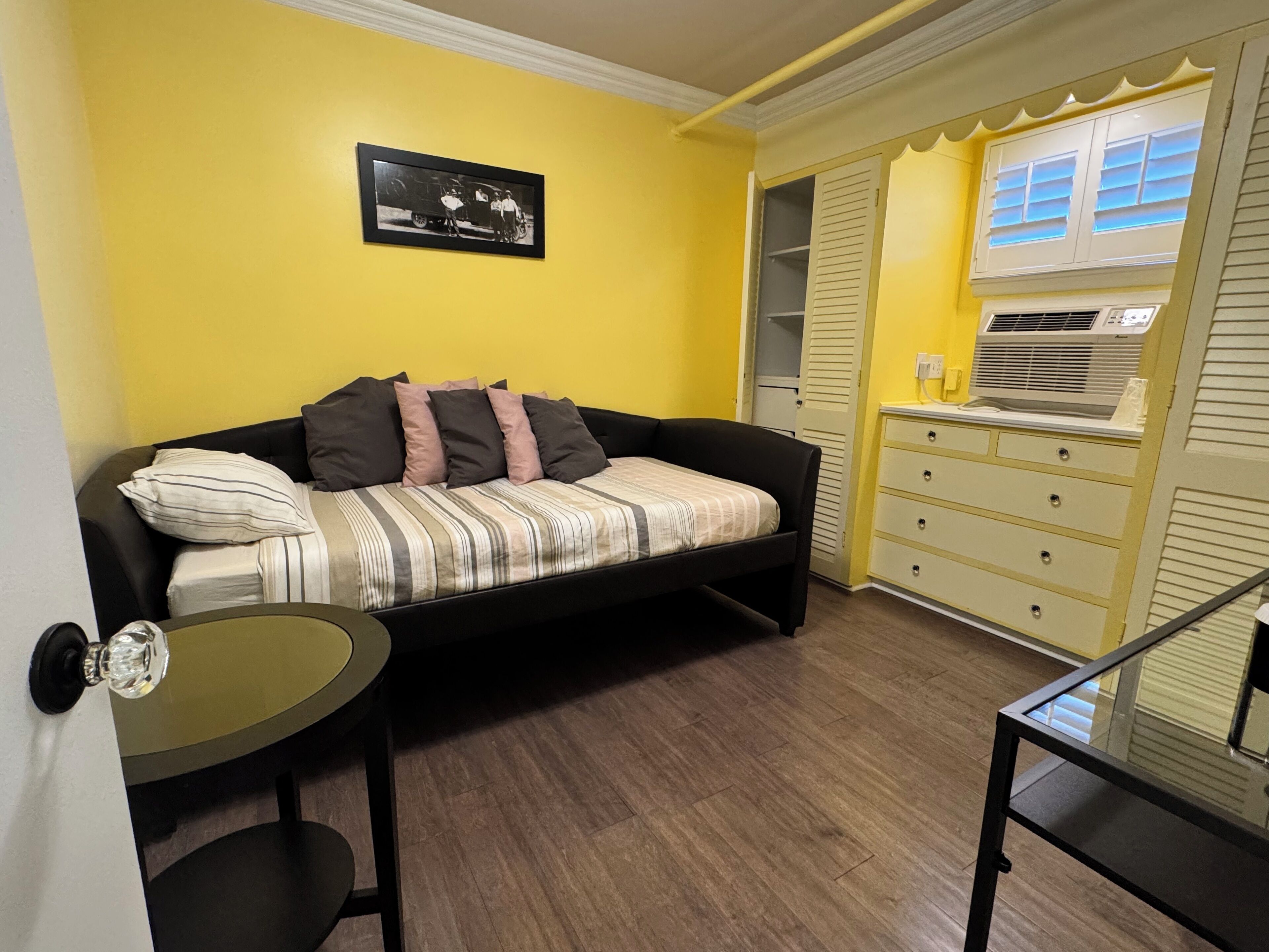 Suite familiale | Lit avec matelas à plateau-coussin, coffre-fort pour ordinateur portable