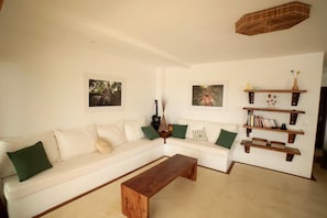 Villa, 3 habitaciones, balcón | Sala de estar | Televisión