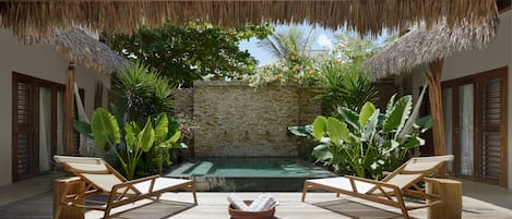 2 kolam renang outdoor, dengan kursi berjemur