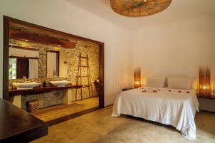 Suíte júnior, vista para a piscina, no piso térreo | Frigobar, cofres nos quartos, cortinas blackout, quartos à prova de som