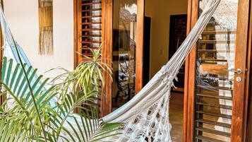 Suíte júnior, vista para a piscina, no piso térreo | Frigobar, cofres nos quartos, individualmente decorados