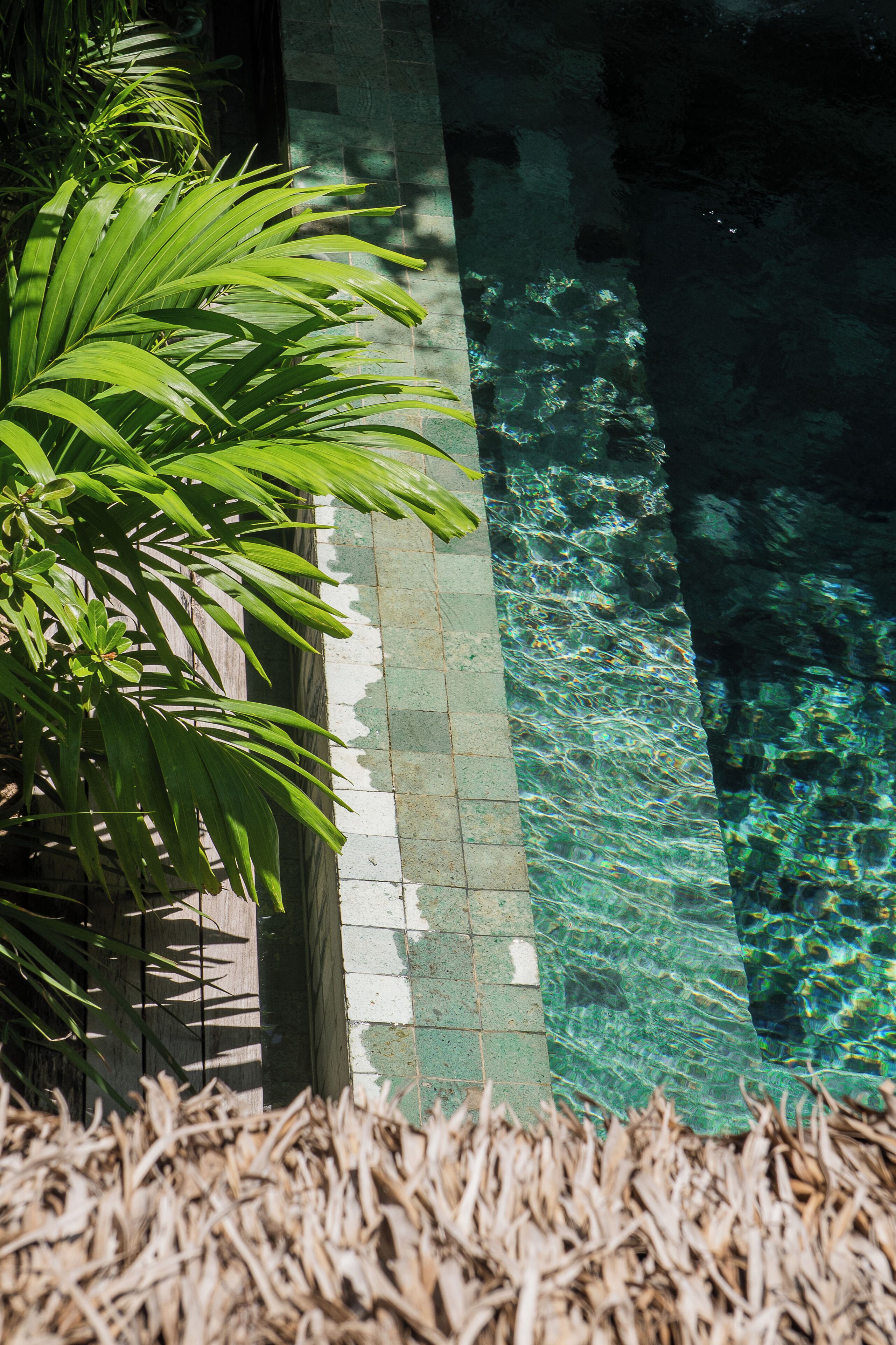 2 piscines extérieures, chaises longues