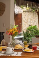 Café da manhã com buffet grátis todos os dias