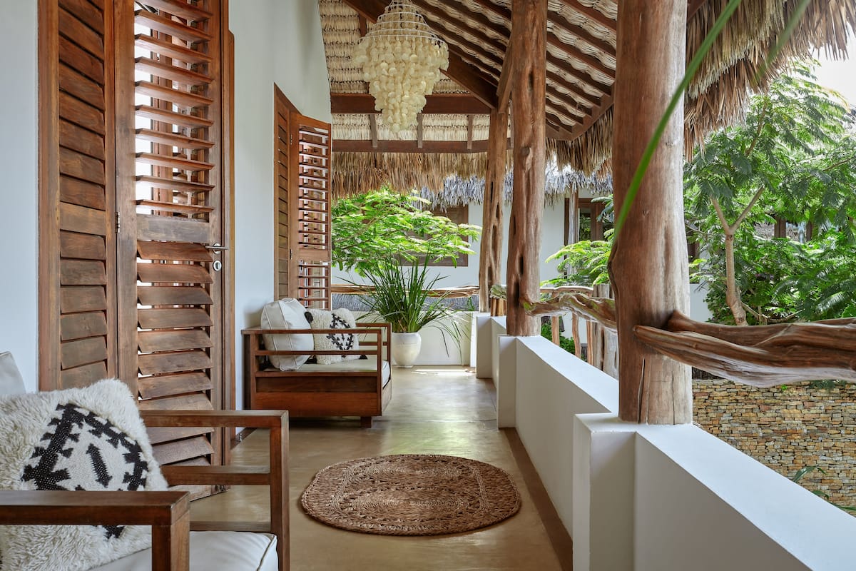 2 kamar tidur, minibar, brankas, dan didekorasi berbeda-beda