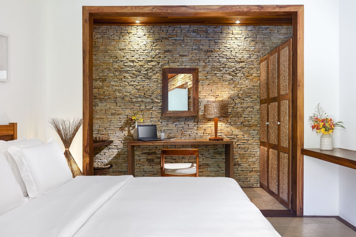 Quarto casal luxo, 1 cama Queen | 2 quartos, frigobar, cofres nos quartos, individualmente decorados