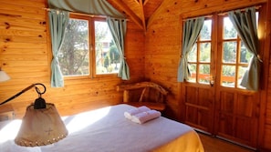 Family Cabin, 2 Bedrooms, Mountain View, Mountainside | 2 bedrooms, individually decorated, individually furnished - Cabañas El Refugio de Puelo (Lago Puelo)