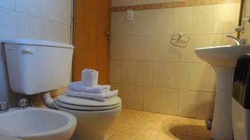 Cabaña familiar, 2 habitaciones, vista a la montaña | Baño | Tina con regadera, tina profunda, amenidades de baño gratuitas, bidet
