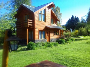 패밀리 캐빈, 침실 2개, 산 전망, 산비탈 | 2 개의 침실, 각각 다른 스타일의 인테리어, 각각 다르게 가구 비치, 암막 커튼