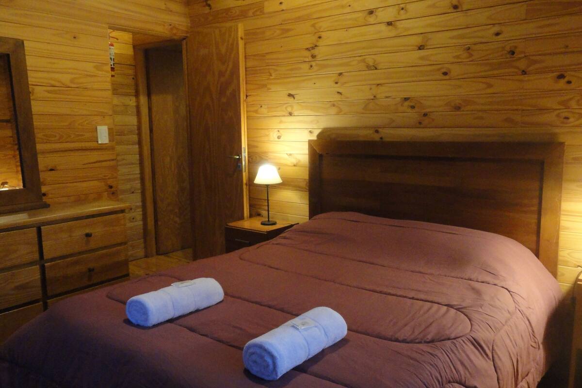 Cabana família, 2 quartos, vista para a montanha, ao lado da montanha | 2 quartos, cortinas blackout, berço de viagem, Wi-Fi de cortesia