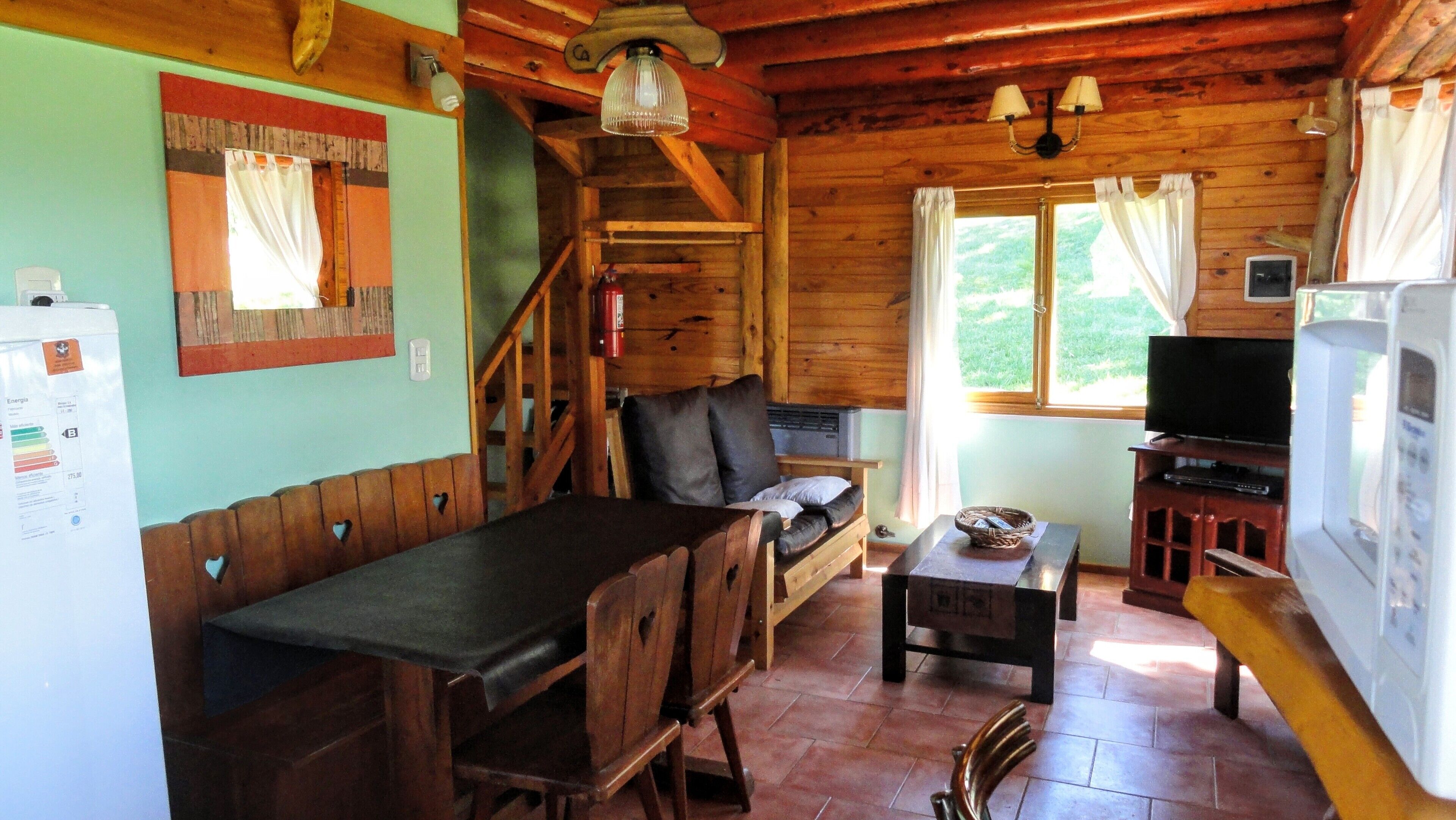 家庭小屋, 2 间卧室, 山景 | 起居区 | 21-英寸纯平电视（配备卫星频道）、电视、DVD 播放器