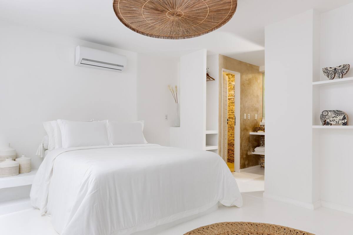 Suite familiar, patio, planta baja | Minibar, caja fuerte, cortinas opacas y sistema de insonorización