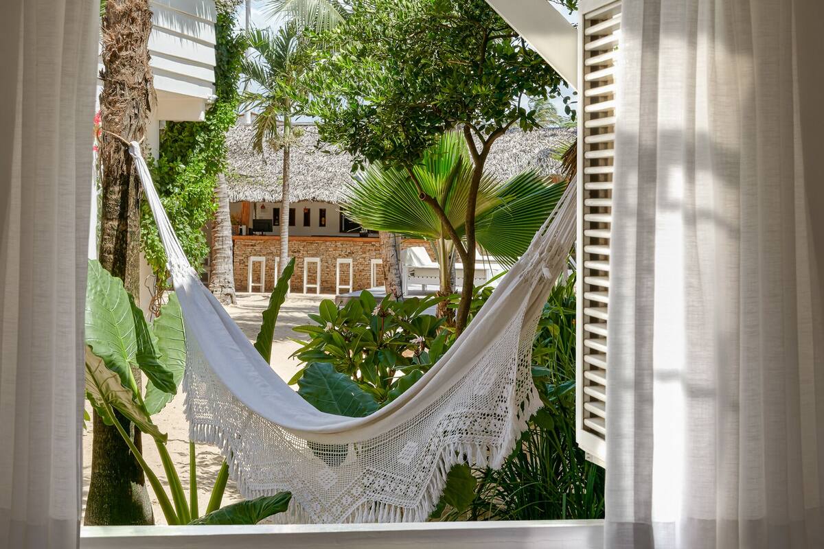 Habitación estándar doble, 1 cama de matrimonio, vistas al patio, planta baja (Beija-Flor) | Minibar, caja fuerte, cortinas opacas y sistema de insonorización